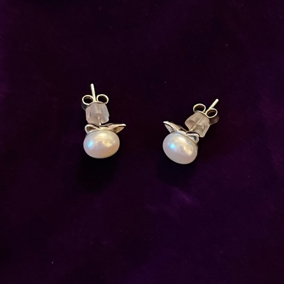 NWOB 🐱 CAT STUD EARRINGS!  Faux pearl w/ cat ears! - Picture 4 of 9